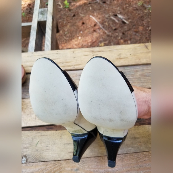 Size 8.5 Spectator High Heel Shoes Anne Klein Ladies Peak Toe White Black Formal - Picture 10 of 10